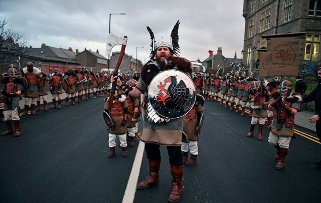 Як виглядає фестиваль вікінгів у Шотландії: епічні фото - фото 144584