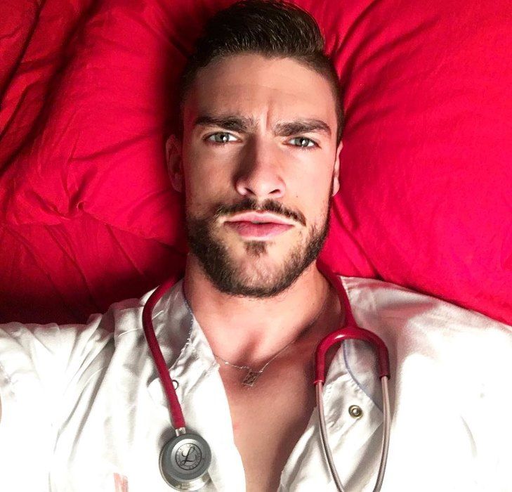 All іnclusive: гарячий іспанський медик став зіркою Instagram