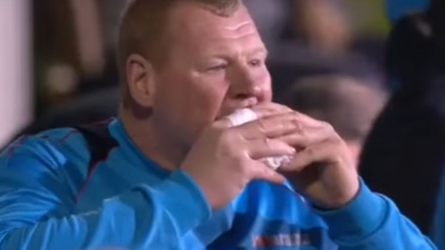 Англійський клуб звільнив 125-кілограмового воротаря, який наминав сендвіч під час гри