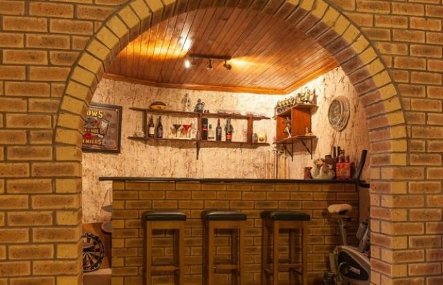 Як виглядає "нора" в Австралії, у якій живуть тисячі людей - фото 139460