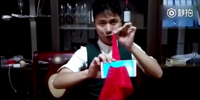 Мережу підкорив новий фокус: як пропустити хустку крізь екран смартфона?