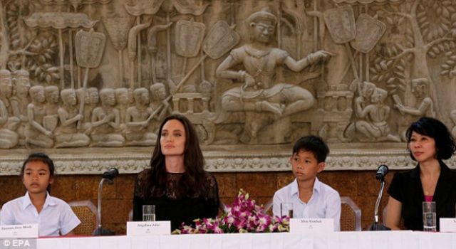 Джолі вперше з'явилася на публіці після розлучення - фото 144246