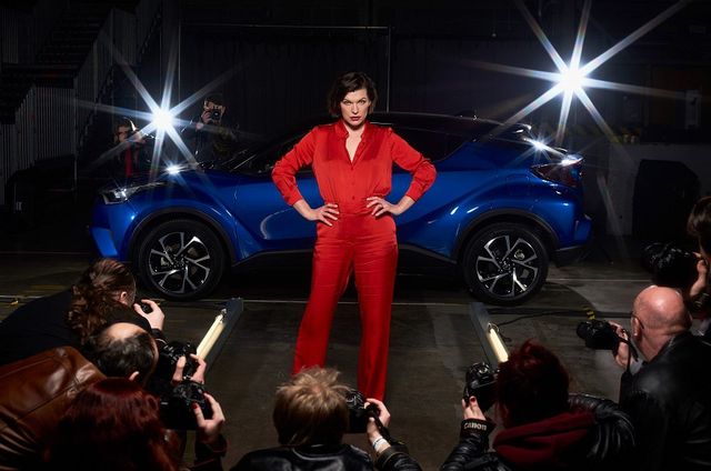 Мілла Йовович знялася в унікальному шоу для Toyota: ефектні фото - фото 142836