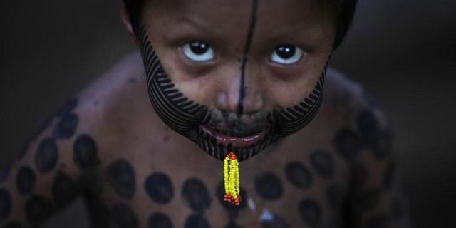 Як виглядає життя племен біля Амазонки: вражаючі фото - фото 141488