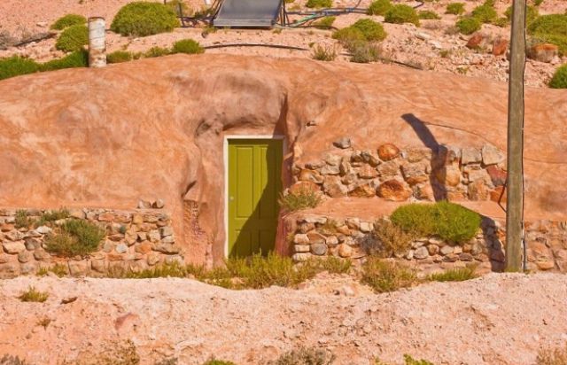 Як виглядає "нора" в Австралії, у якій живуть тисячі людей - фото 139456