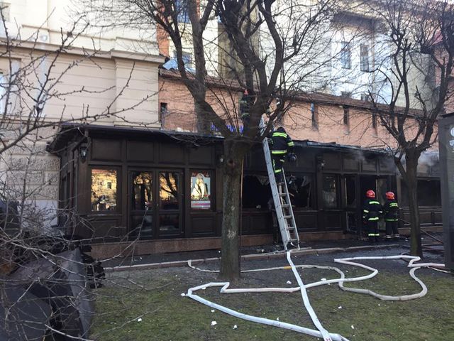 У центрі Львова загорілися два ресторани: з'явилися фото і відео - фото 146265