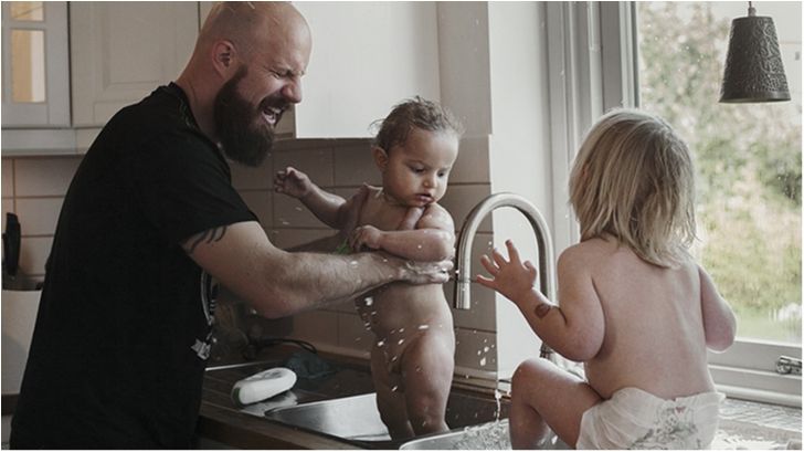 Чоловіки в декреті: фотограф показав знімки новоспечених татусів