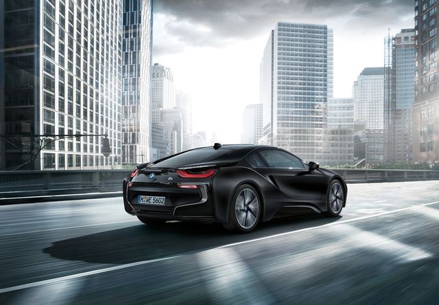 Витончена потужність: BMW показав спецверсію гібридного спорткара i8 - фото 140570