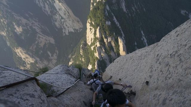 "Стежка смерті": як виглядає найнебезпечніший туристичний маршрут у світі - фото 143402