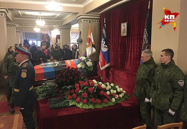 Донеччан примусово зігнали на прощання з Гіві: фоторепортаж - фото 141394