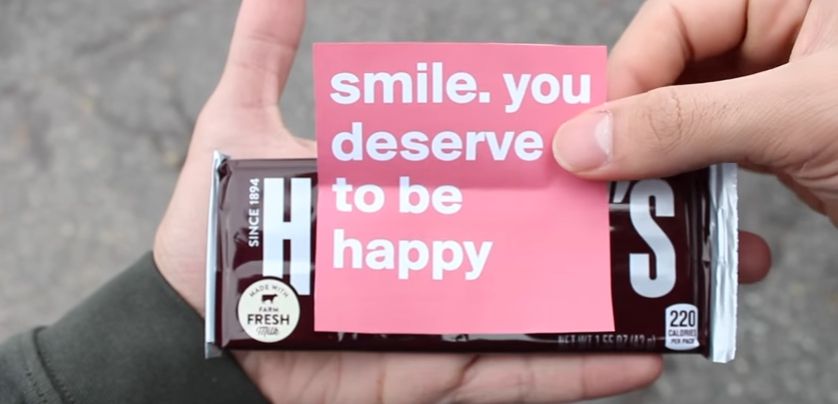 Як змусити незнайомця усміхнутися: відеоінструкція