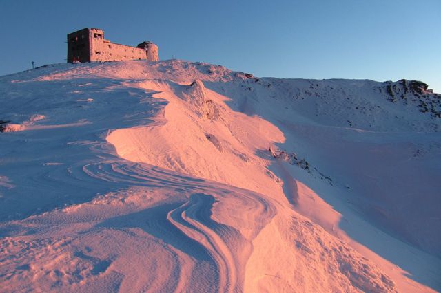 Світанок у засніжених Карпатах: чарівні фото - фото 140672