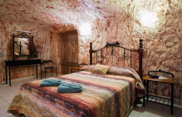 Як виглядає "нора" в Австралії, у якій живуть тисячі людей - фото 139458