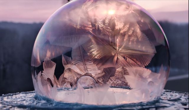 Дивовижна краса: як виглядає світ всередині бульбашки - фото 140157