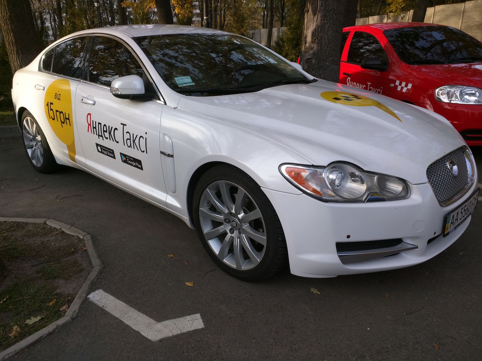 Розрядився: у Львові "Яндекс.Таксі" заблокував дорогу