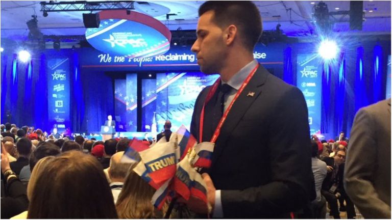 На конференції Трампа роздали російські прапори: фотофакт