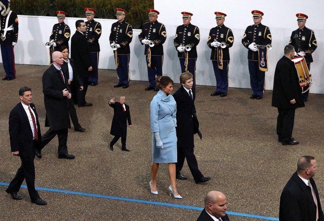 Мережу розвеселили фото "крихітного Трампа" - фото 144340