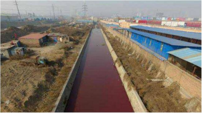 Річка у Китаї стала криваво-червоною