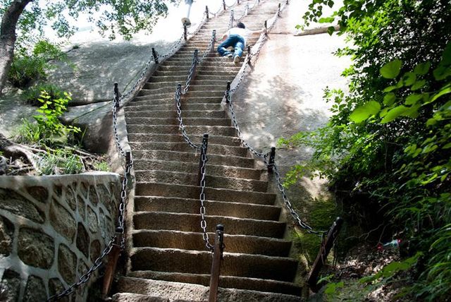 "Стежка смерті": як виглядає найнебезпечніший туристичний маршрут у світі - фото 143403