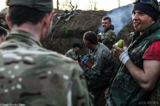 Фотограф зі США показав реалії життя українських бійців на передовій - фото 143508