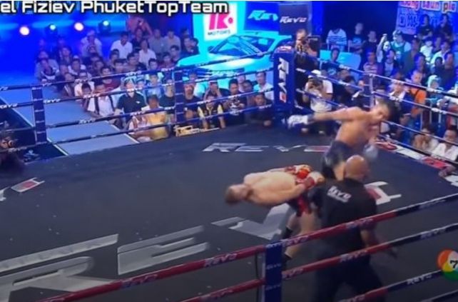 Боксер ухилився від удару, повторивши трюк з "Матриці": епічне відео