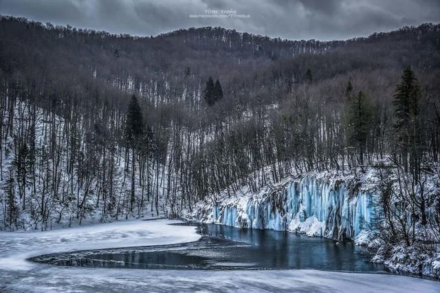Чарівне видовище: фотограф показав тисячі замерзлих водоспадів - фото 143441