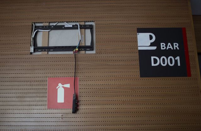 Розграбована руїна: як зараз виглядає арена в Ріо після Олімпіади-2016 - фото 142543