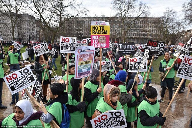 У Лондоні протестують проти візиту Трампа: з'явились фото - фото 139690