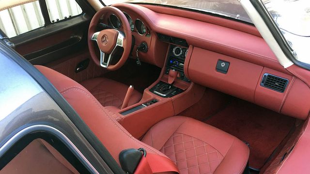 Автомобіль мрії: раритетний Mercedes 300 SL з сучасною начинкою - фото 143154