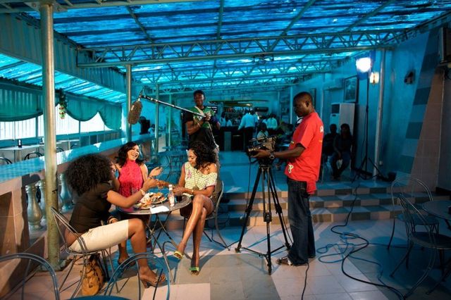 Як виглядає кіноіндустрія Нігерії із середини: вражаючі фото - фото 146905