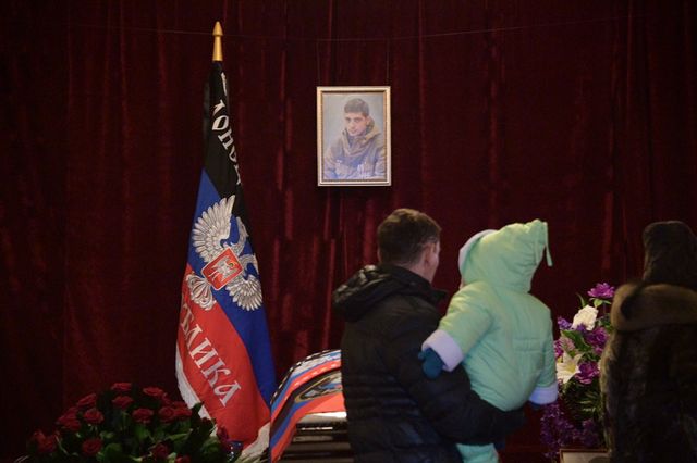 Донеччан примусово зігнали на прощання з Гіві: фоторепортаж - фото 141395