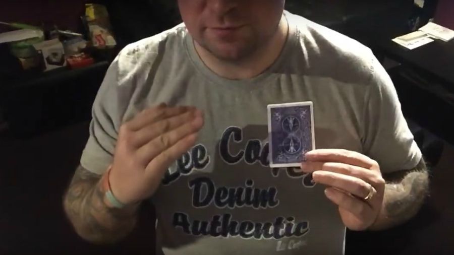 Неймовірний фокус із гральною картою підкорив мережу