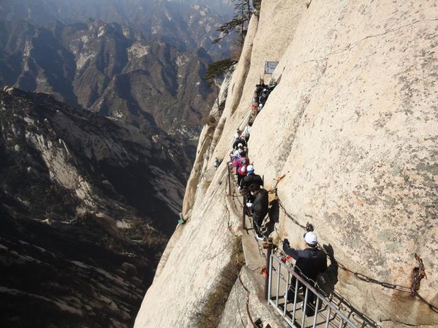 "Стежка смерті": як виглядає найнебезпечніший туристичний маршрут у світі - фото 143405