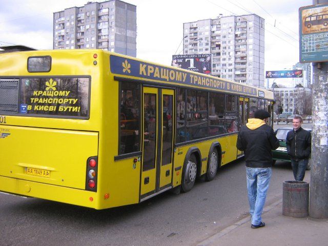З'явилися фото масштабної пожежі в автобусному парку Києва
