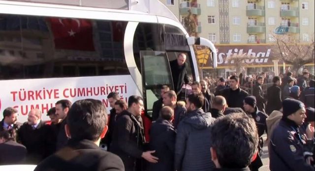 Ердоган допоміг врятувати свого охоронця з-під коліс автобуса: з'явилися фото - фото 144098