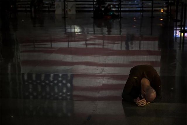 Прихильник Хілларі Клінтон в день оголошення результатів виборів президента США. Фото: Тодд Хейслер - фото 147441