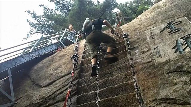 "Стежка смерті": як виглядає найнебезпечніший туристичний маршрут у світі - фото 143401