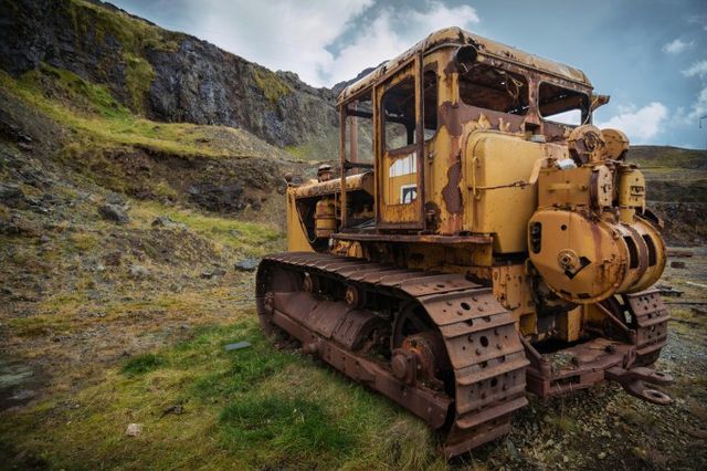 Як виглядають кладовища рідкісних автівок у Європі: вражаючі фото - фото 145926