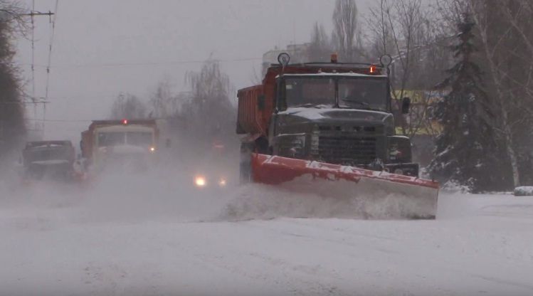 Київ засипало снігом: рух транспорту обмежений