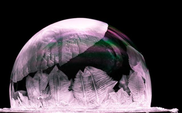 Дивовижна краса: як виглядає світ всередині бульбашки - фото 140159