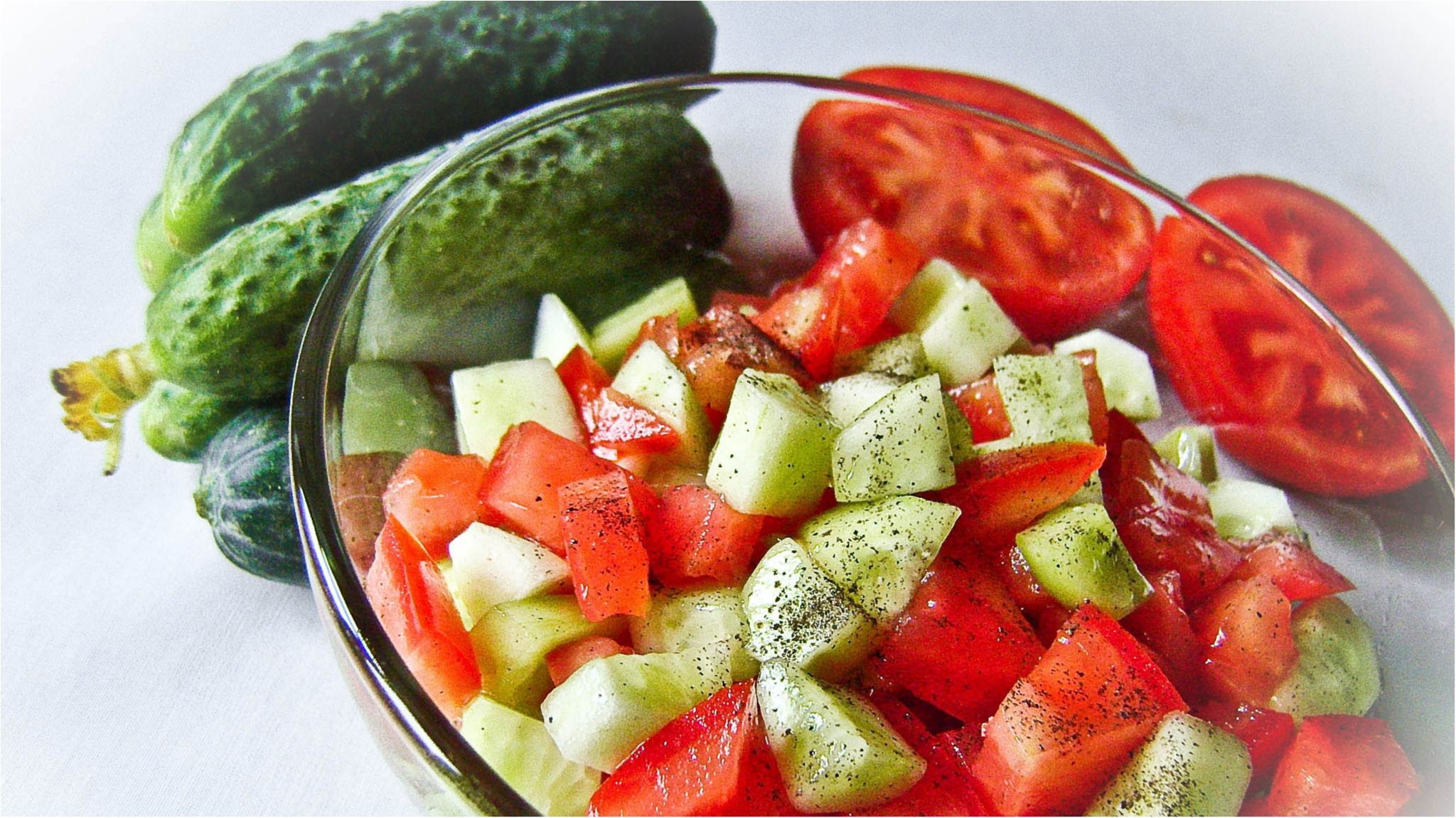 Чому не можна їсти помідори та огірки в одному салаті