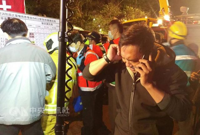 На Тайвані перекинувся автобус з туристами: є жертви - фото 142390