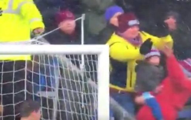 Футбольний фанат героїчним вчинком врятував дитину від удару м'ячем