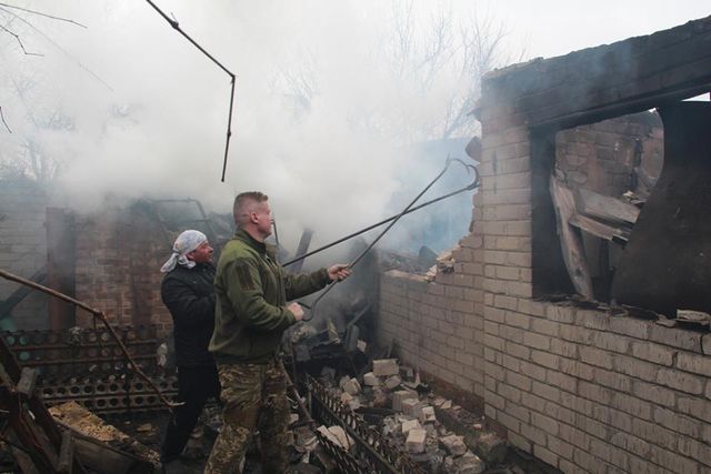 Авдіївка у вогні: опубліковано моторошні фото наслідків нічного обстрілу міста - фото 146275