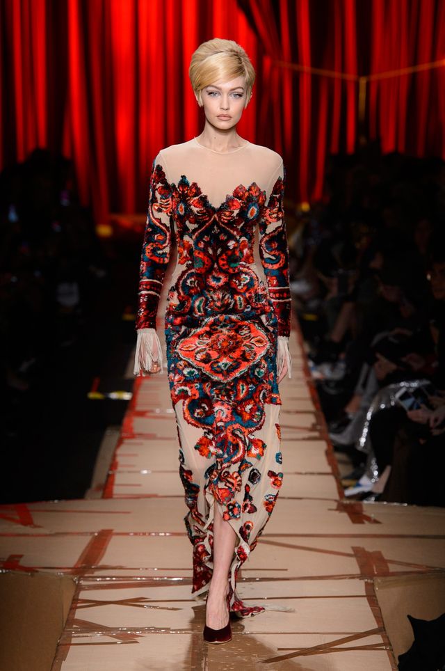 Відома топ-модель ледь на впала під час модного показу: курйозне відео - фото 146102