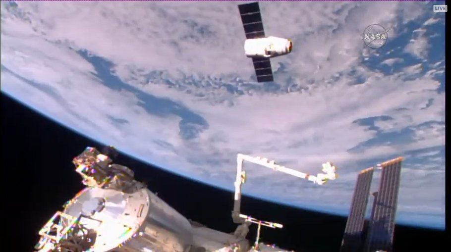 Є контакт! Корабель SpaceX пристикувався до МКС