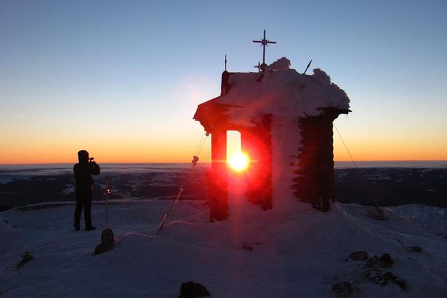 Світанок у засніжених Карпатах: чарівні фото - фото 140668