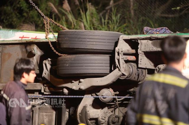 На Тайвані перекинувся автобус з туристами: є жертви - фото 142389