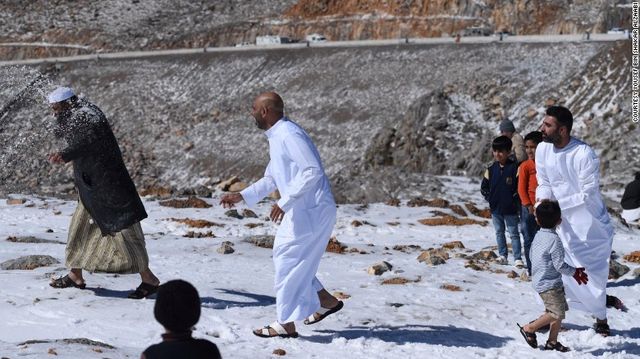 В Об'єднаних Арабських Еміратах випав сніг:зворушливі фото - фото 140374