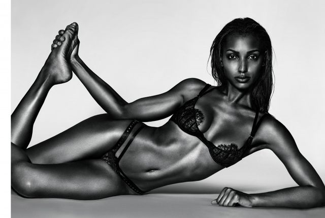 Ангели Victoria's Secret зайнялися йогою у мереживі: відверті фото - фото 140452